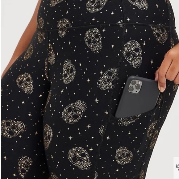 TORRID ACTIVE CROP LEGGING - PERFORMANCE CORE FOIL STAR & SKULL BLACK - Picture 6 of 8